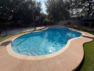 Building Photo - Beautiful 4 Bed/2 Bath with a Pool in the Heart of Castle Hills