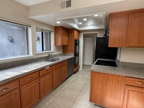 Building Photo - 5143 Oakdale Ct