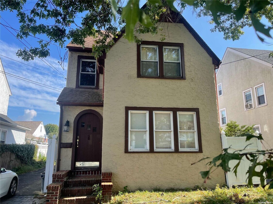 Primary Photo - 99 Maplewood St