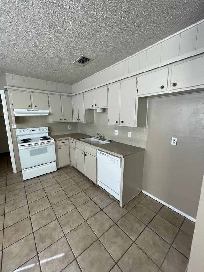 Building Photo - House Located Between W. Loop 289 & Marsha...