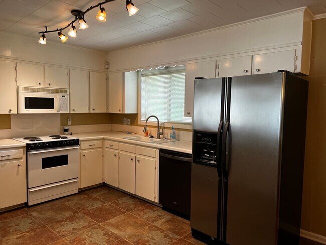 Building Photo - 3 Bedroom, 2 Bathroom, Brick home, Carport...