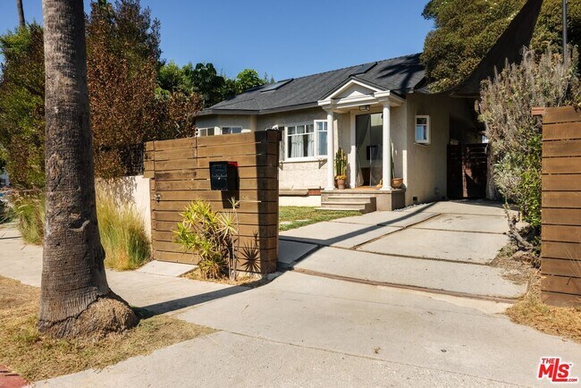 Building Photo - 1414 Oakwood Ave
