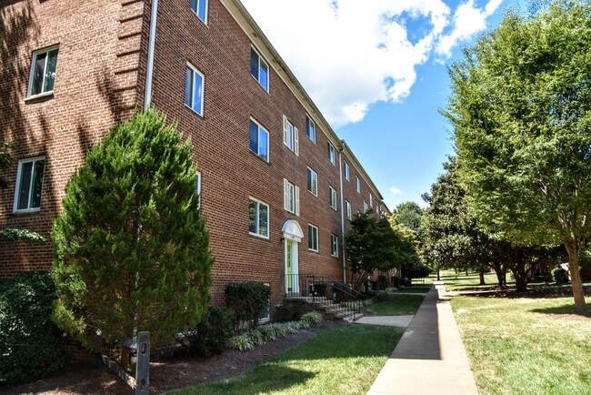 Building Photo - Hillwood Manor Apartments