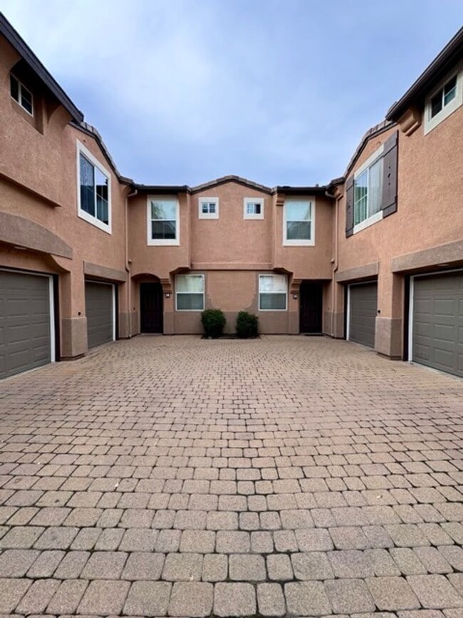 Building Photo - 2 Bedroom 2.5 Bathroom Condo for LEASE in ...