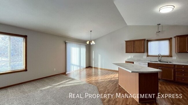 Building Photo - Spacious 4 Bed, 2 Bath Home in Northeast Sioux Falls