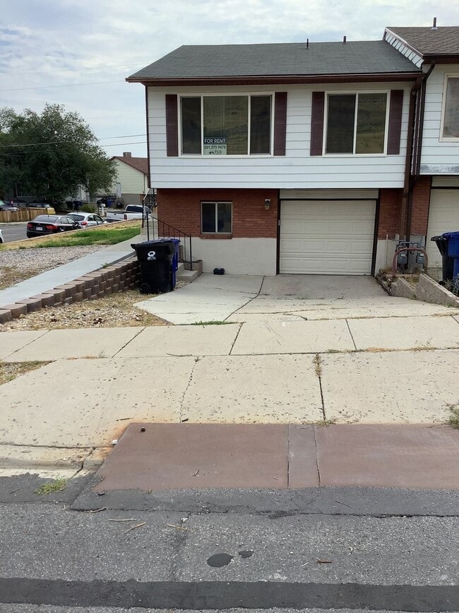 Photo - Spacious and bright 3-bedroom, 2-bathroom ... House