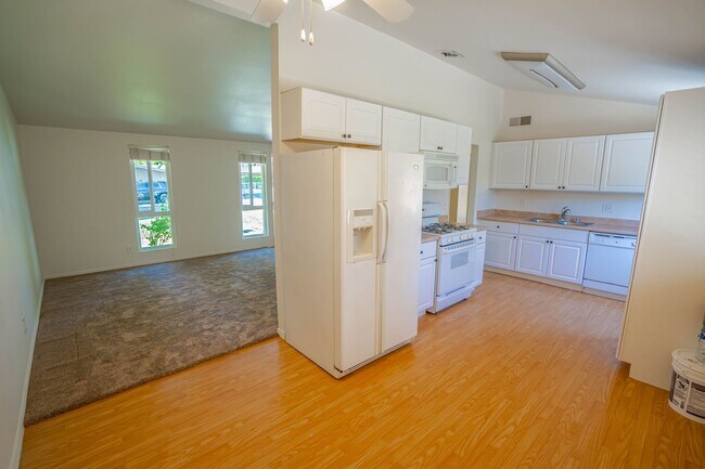 Building Photo - Single Story 3 Bedroom in Canyon Country!