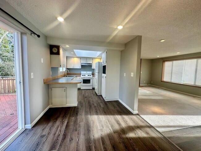 Building Photo - 4 bedroom -Split level and large deck/fenced yard!