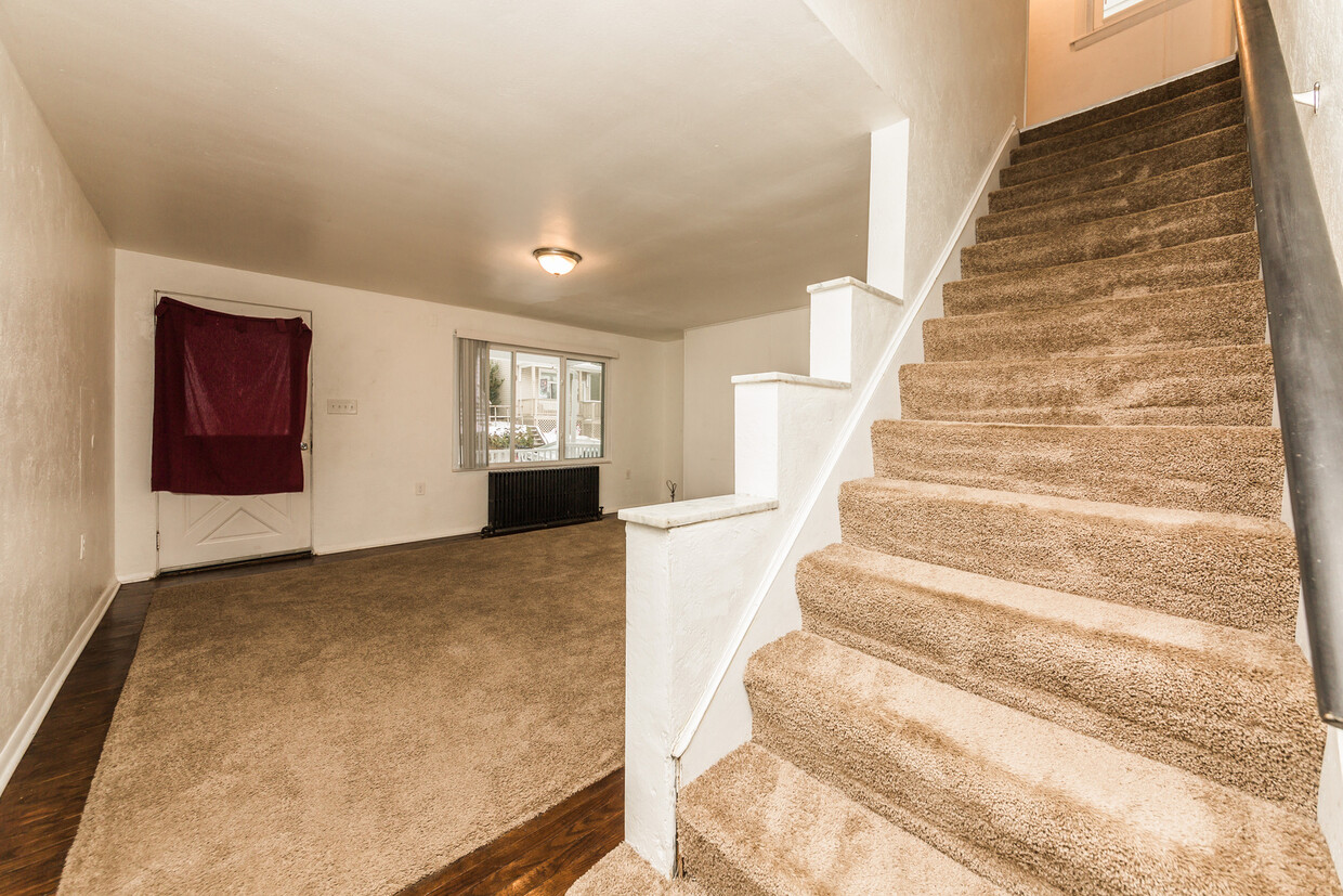 Primary Photo - Available August 2024 - Great 3 Bedroom Ho...
