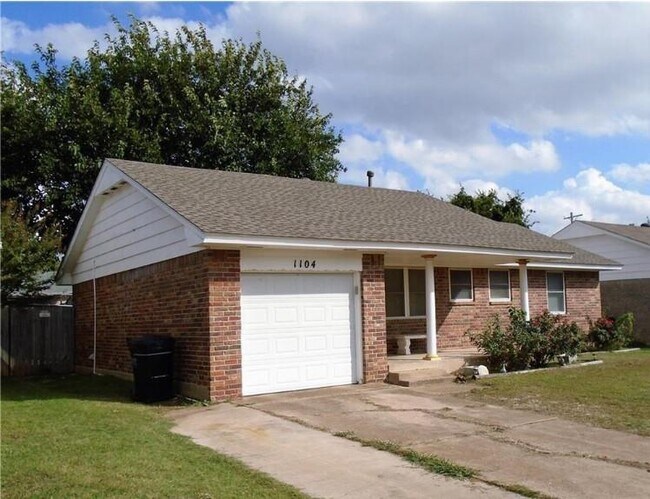Building Photo - 1104 N Gale Ave