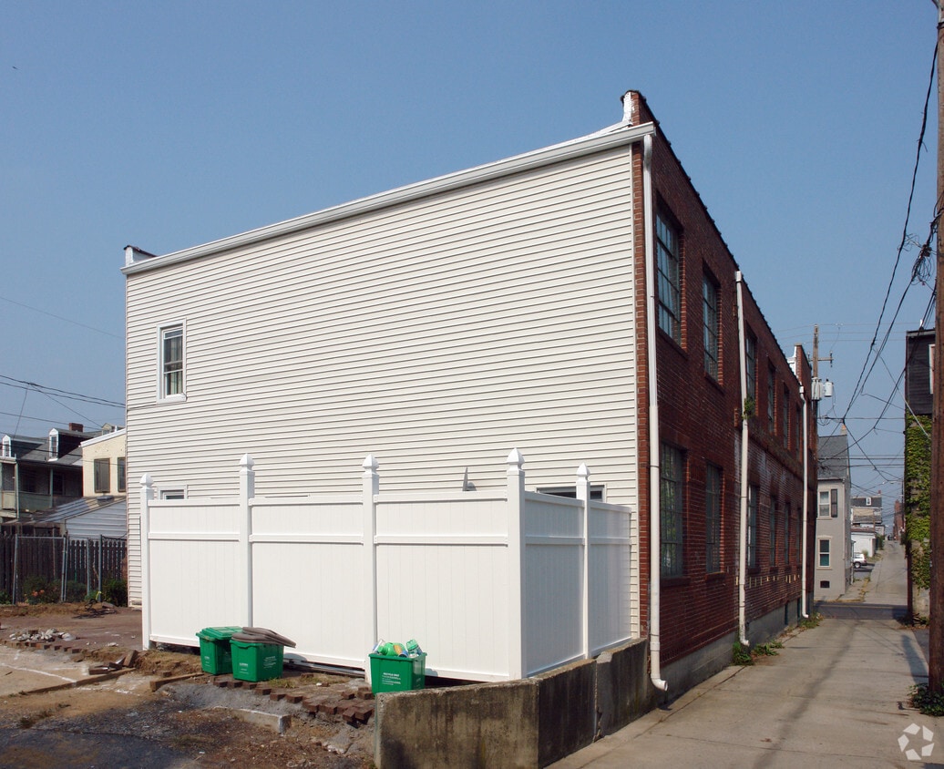 Building Photo - 814 W Gordon St