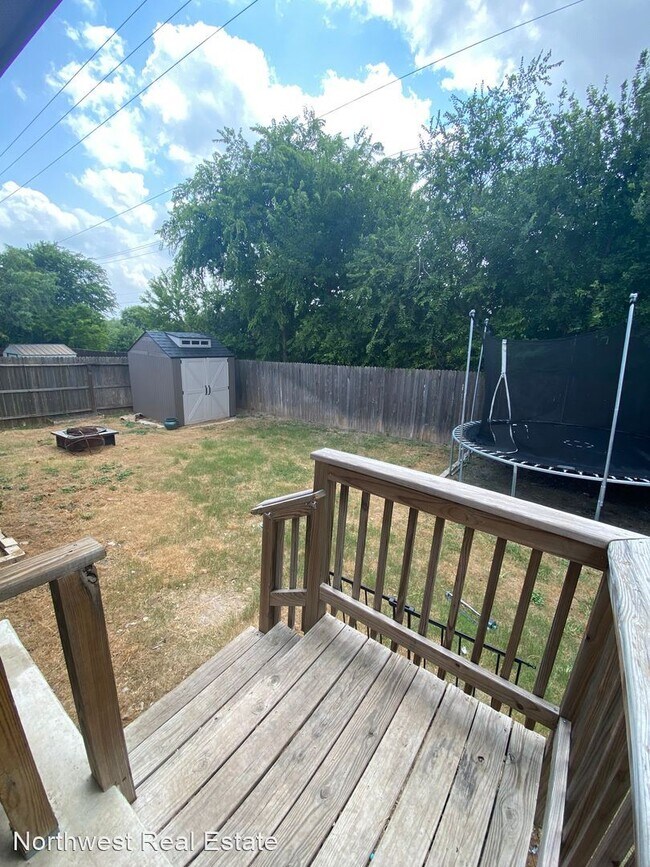 Building Photo - 4 br, 2 bath House - 2011 Emerald Edge