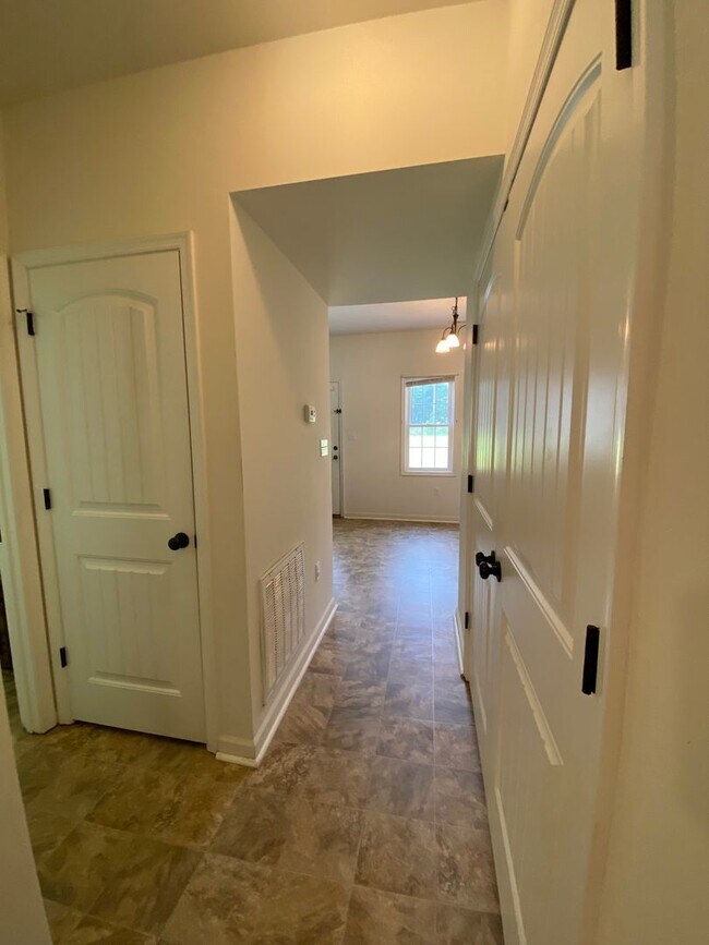 Building Photo - Beautiful 2 bedroom on Candlers Mt! Minute...