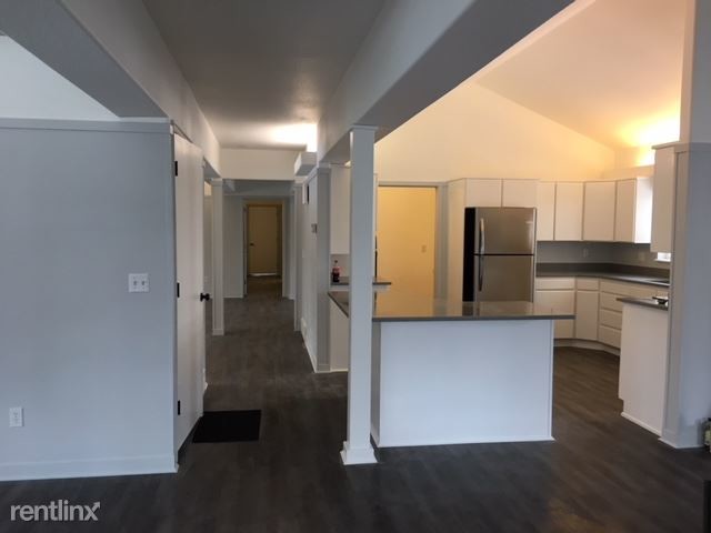 Primary Photo - 3 br, 2 bath Apartment - 1770 E Holladay BLVD