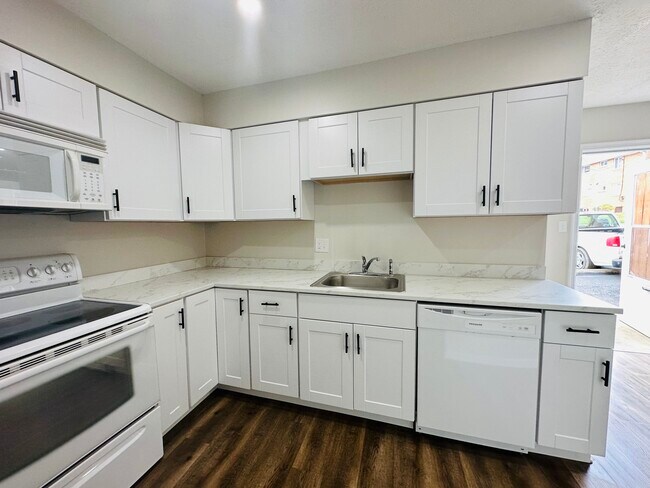 Building Photo - Ivy Ridge Apartments 130-138