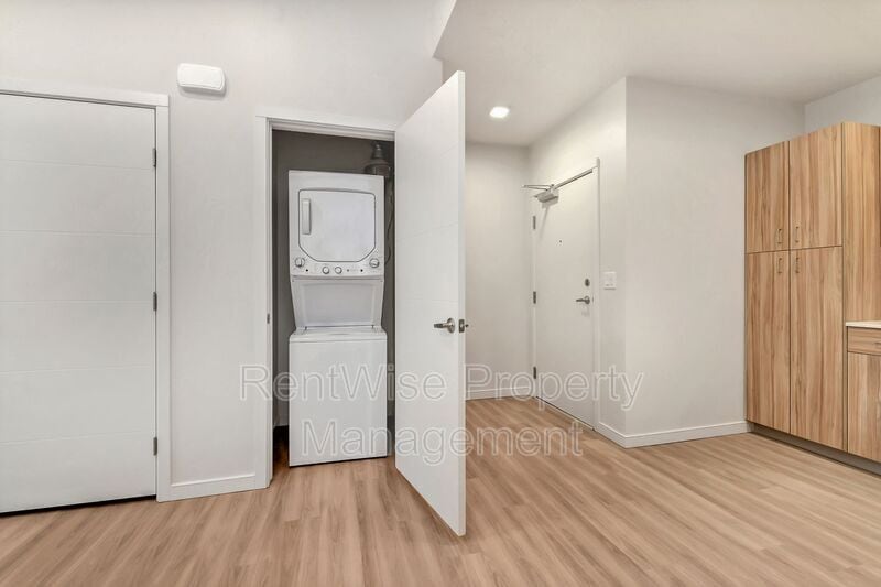 Primary Photo - 385 E 42nd St