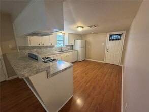 Building Photo - 5910 Woodview Dr