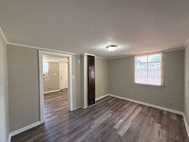 Building Photo - 2-Bedroom Duplex!