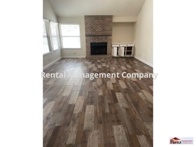 Building Photo - walking distance to grocery, drug stores ,...