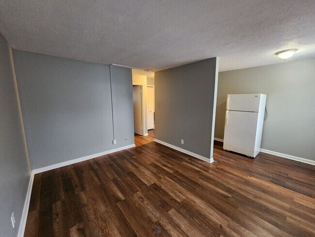 Foto del edificio - Spacious 1 bedroom 1 bath units located right off Dixie Highway just north of Lower Hunters