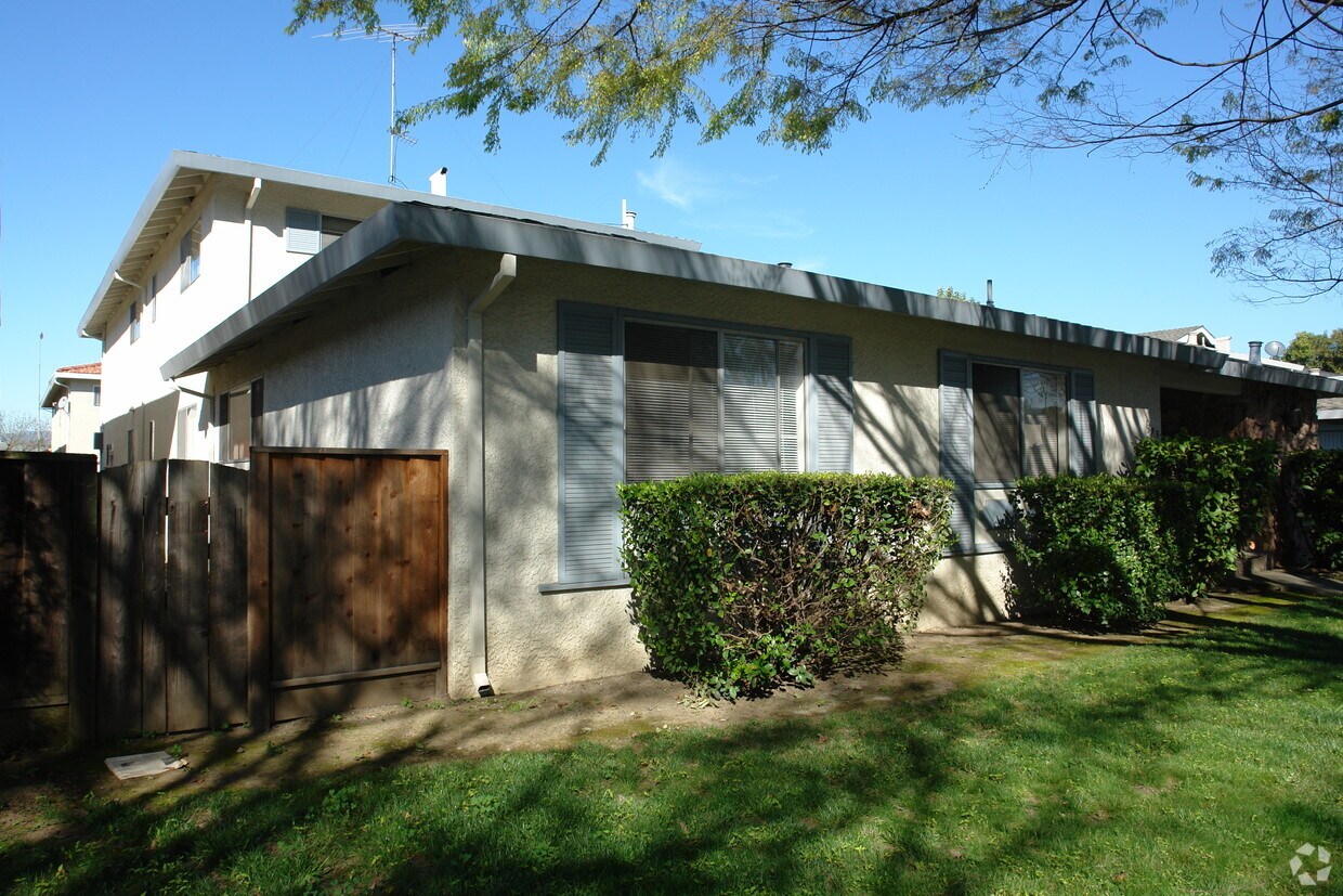 Building Photo - 1393 Lexington Dr