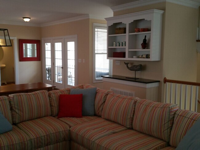 Building Photo - Lynnhaven Shores