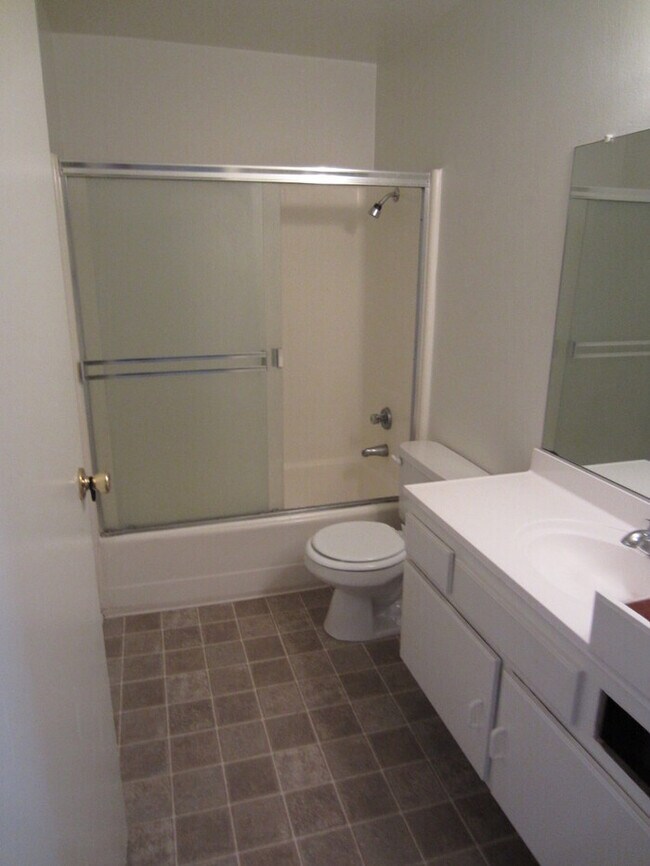 Foto del edificio - 2608 Greenmeadow Rd