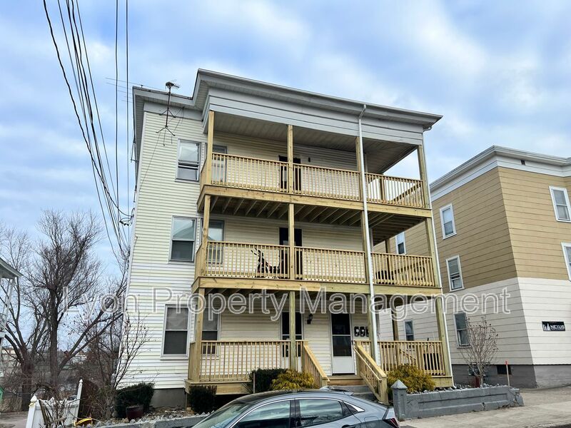 35 1st Ave Unit 3rd floor, Woonsocket, RI 02895 Condo for Rent in
