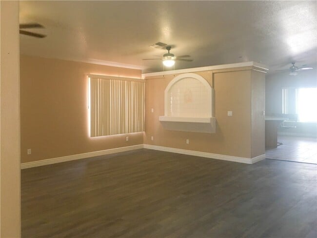 Building Photo - 5714 Desert Lakes Dr