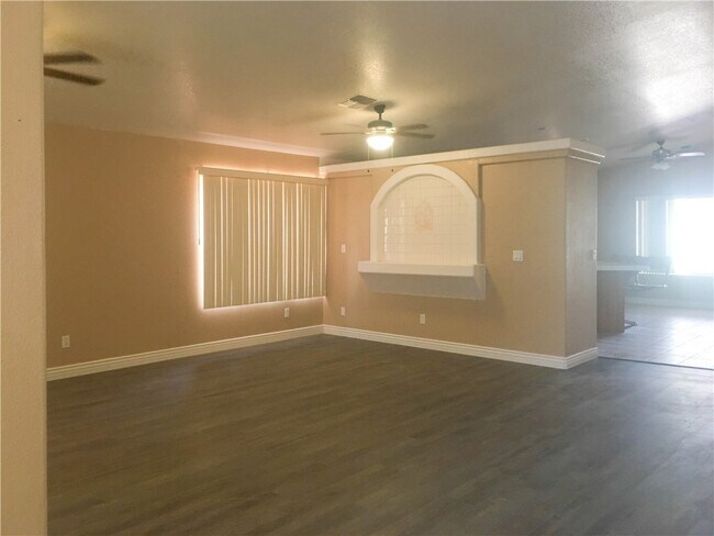 Foto del edificio - 5714 Desert Lakes Dr