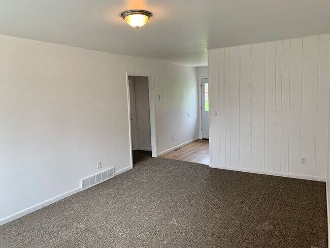 Foto del edificio - 2 Bedroom, 1 Bath Ranch Style Duplex with ...