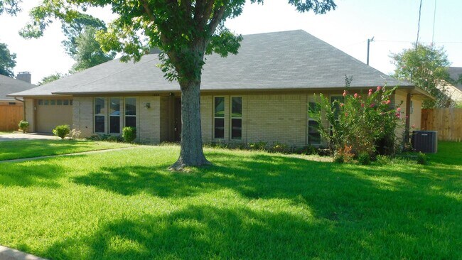 Building Photo - 1404 Woodbridge Dr