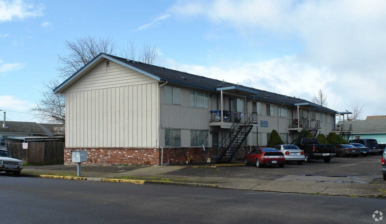 Primary Photo - Maple Court