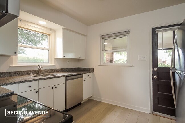 Foto del edificio - 1900 Hankins Dr