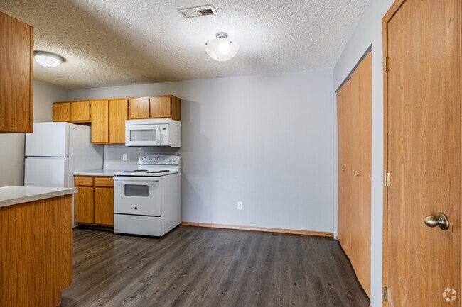 2BR, 2BA - 900SF - Dining Room - Mountain Boulevard