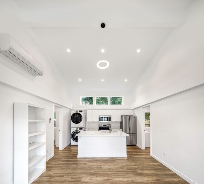 Building Photo - 422 N Batavia St