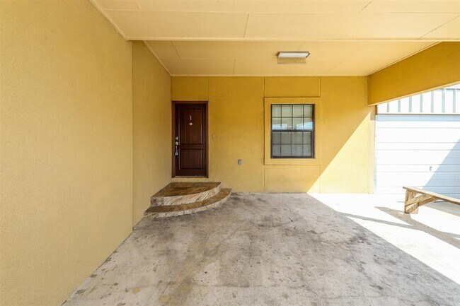 Building Photo - 1504 Iturbide St