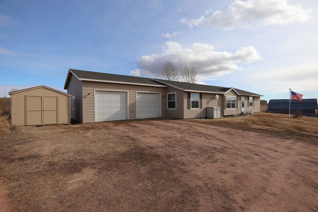 Building Photo - Country living