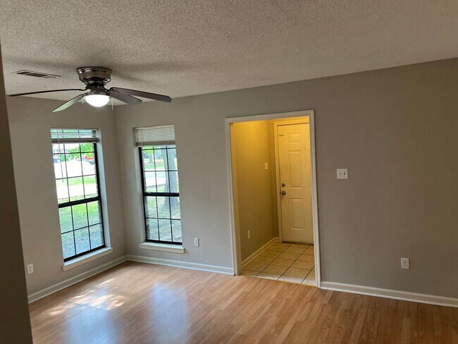 Foto del edificio - Charming 3 Bed 2 Bath Home