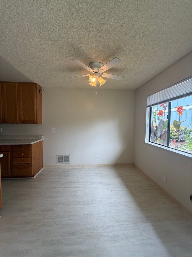 Foto del edificio - Walk to the Waves: Stylish 2BR in Capitola!