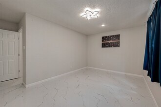 Building Photo - 12055 Fairpoint Dr