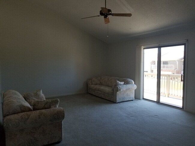 Building Photo - Beautiful Townhome 2 Bedroom 2.5 Bathroom