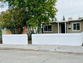 Building Photo - 1451 Knights Row