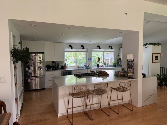 Building Photo - large modern home with big backyard, peaceful neighborhood, close to campus