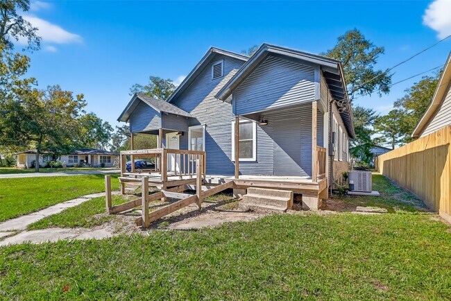 Foto del edificio - 301 E 3rd St