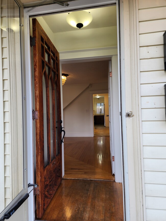 Building Photo - 33 Lodge St