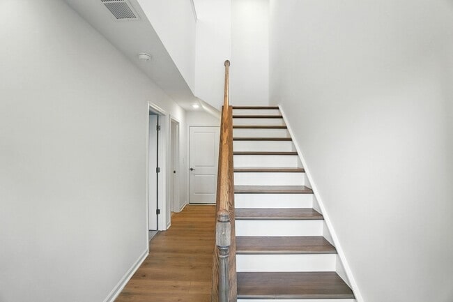 Building Photo - Brand-new three-story townhome in the Univ...