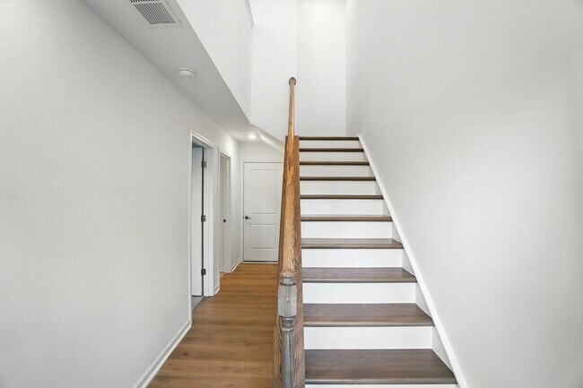 Foto del edificio - Brand-new three-story townhome in the Univ...