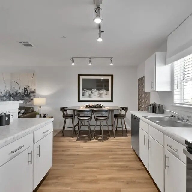Foto del edificio - Luxury 2-Bed Home | Spacious Interiors!