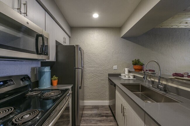 Building Photo - Icon on Central